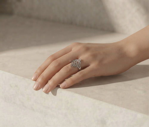 Anillo nudo celta puesto en la mano - Soul Marks